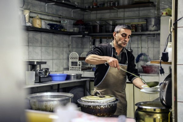 How do UK kitchen bars cater to the growing demand for non-alcoholic beverages?